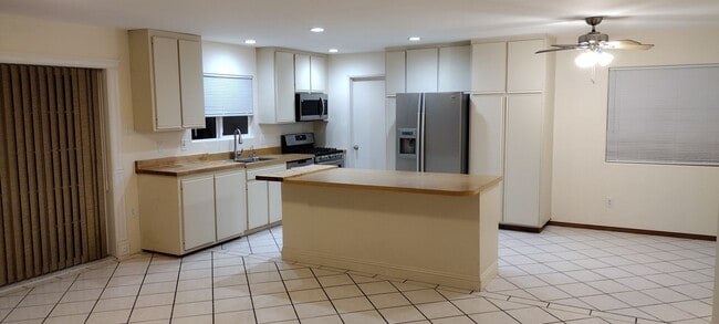 Foto del edificio - House with Separate studio apartment Included