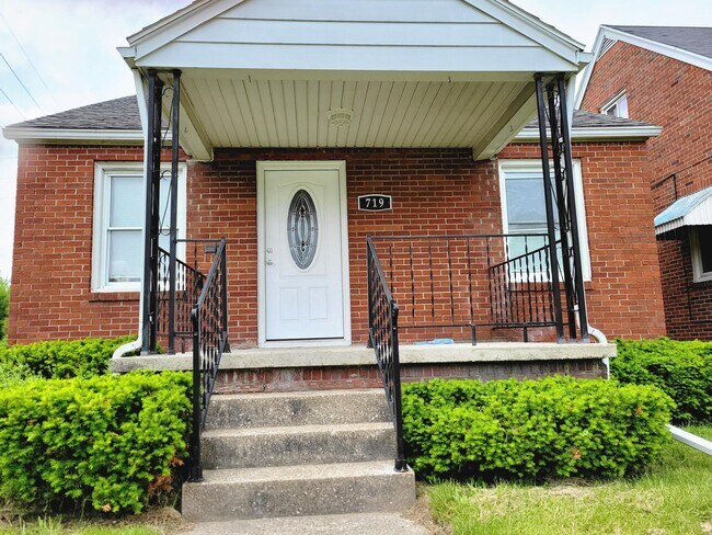 Building Photo - 719 Parkside Blvd