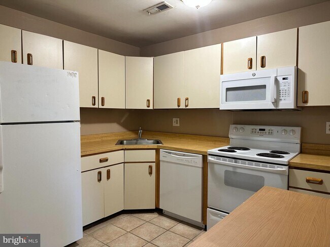 Building Photo - 1605 Huntingdon Mews