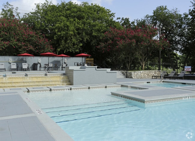 Building Photo - Town Lake