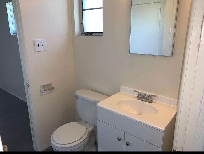 Building Photo - 3 Bed 2 Bath