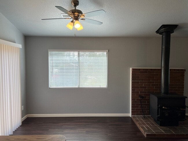 Building Photo - 3 bedroom home in Shasta Lake City