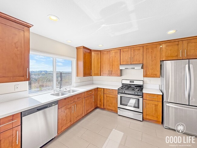 Building Photo - Modern Living Meets Prime Location in Sorr...