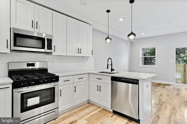 Building Photo - Spacious 3BR Owner Occupied Duplex in Phil...