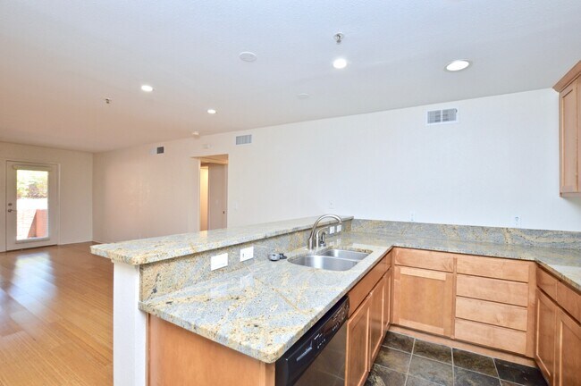 Foto del edificio - 4704 E Paradise Village Pky N