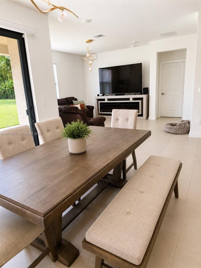 Building Photo - 8740 SW Kanner Oaks Dr