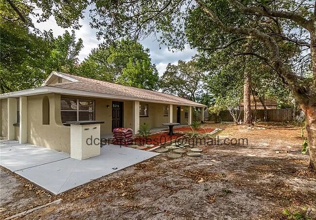 Frente - 5415 Lemon St