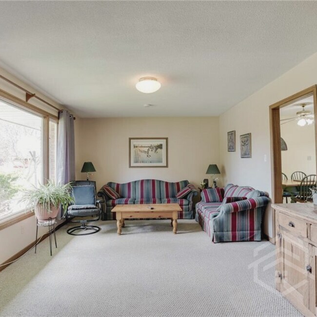 Photo du bâtiment - 3-Bedroom Bungalow with Spacious Backyard!!