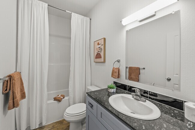 1 habitación, 1 baño - 452 pies cuadrados - Baño - The Alps