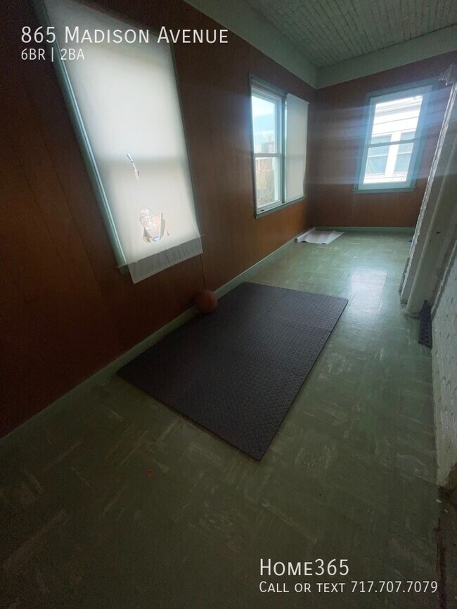 Building Photo - 6 bedroom, 1.5 bathroom now available!