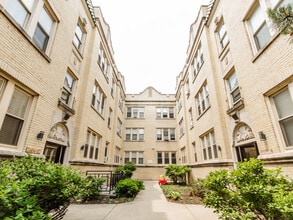 Building Photo - 2412 N Kilbourn Ave