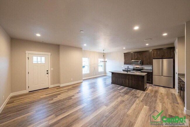 Foto del edificio - BEAUTIFUL 4 BEDROOM TOWNHOME for rent in Ammon w/ 2 Car Garage! Deposit-Free Lease option for qua...