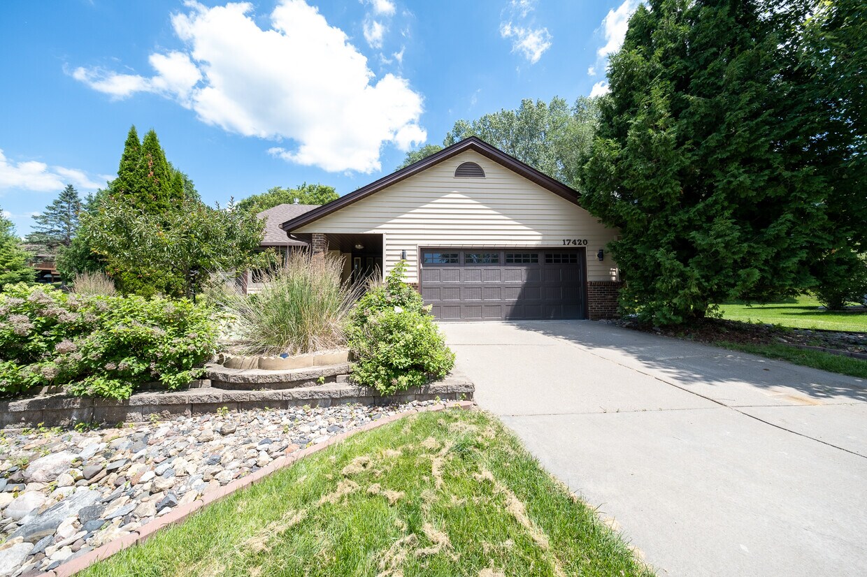 Foto principal - 17420 Barrington Ct
