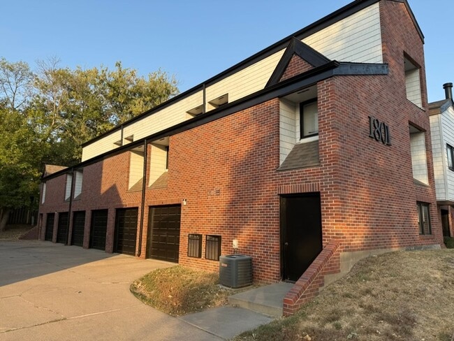 Building Photo - Unique two bedroom 1 1/2 bath with additio...