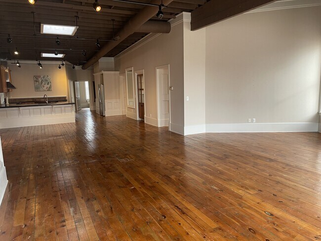 1 habitación, 1,5 baños, 279 m², área de comedor - 2 N Washington St