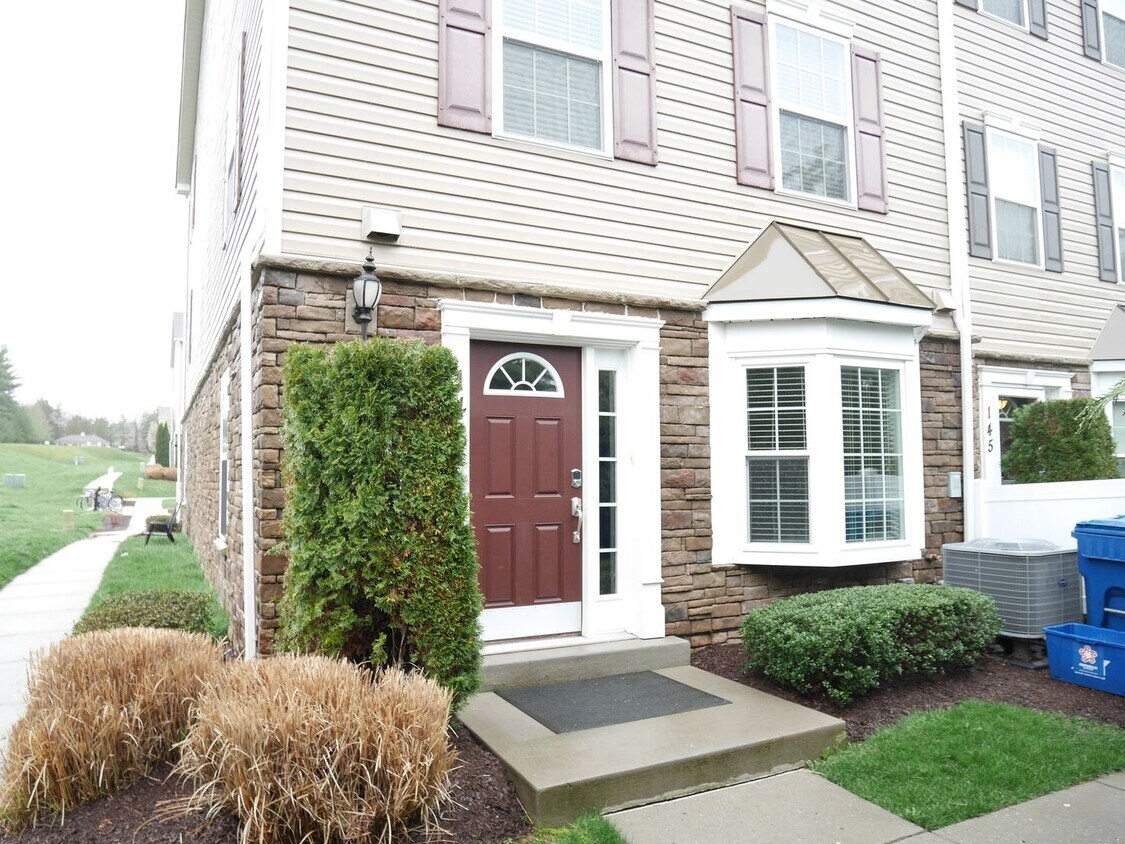 Primary Photo - MOVE- IN READY! End-Unit Townhouse: Elders...