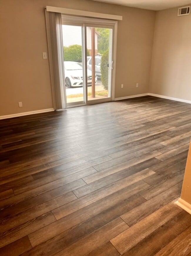 Foto del edificio - Charming 2-Bedroom, 1-Bathroom Apartment for Rent in Chesterton