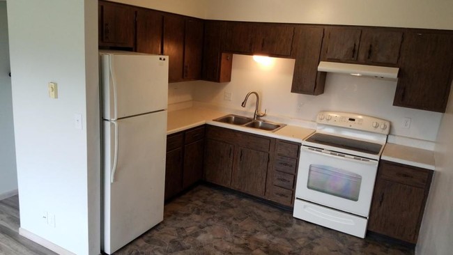 Building Photo - 307 W Washington Ave, #204  Howard SD 57349