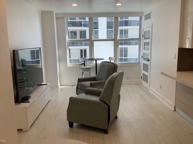 Building Photo - 4747 Collins Ave