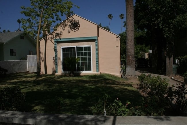 Building Photo - 928-932 N Los Robles Ave