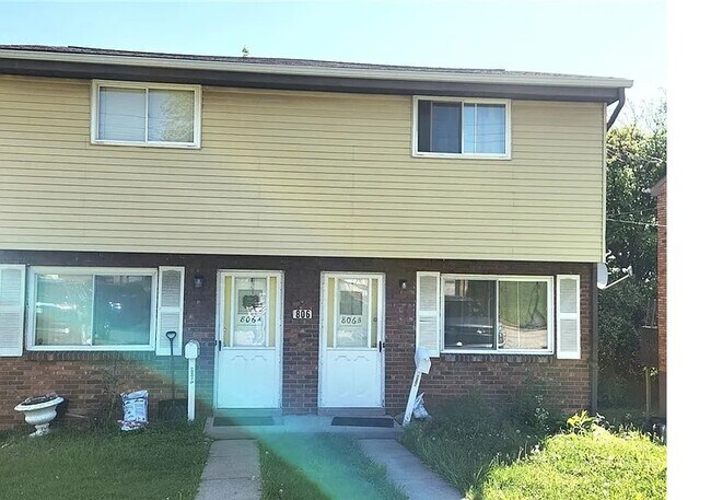 Frente de la casa - 806 Westbury Rd