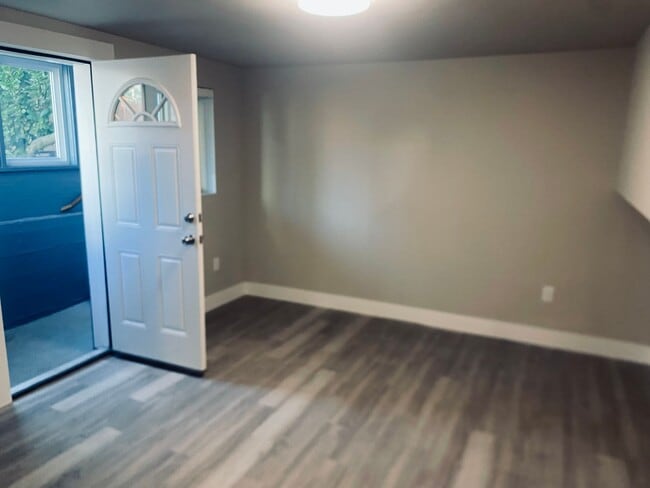 Foto del edificio - Large Corner Studio | Full Kitchen | In-Unit W/D | Pet Friendly