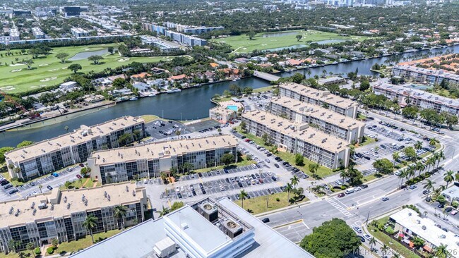 Foto del edificio - 801 Three Islands Boulevard