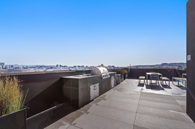 Building Photo - Modern 1 Bed, 1 Bath Condo @ 10th & Howard...