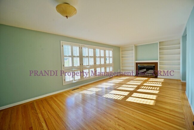 Building Photo - Sweet Little Home on Cul De Sac with Hardw...
