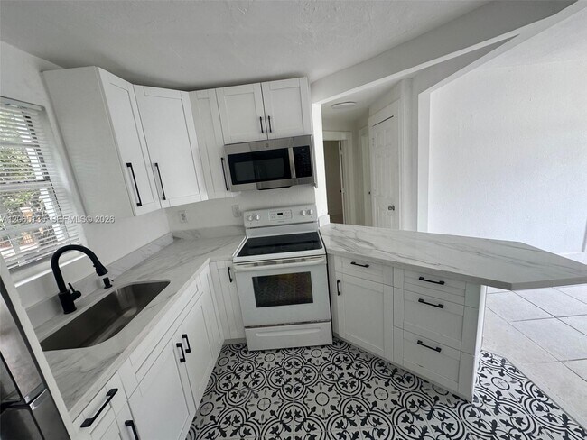 Foto del edificio - 553 NE 65th St