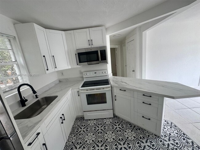 Building Photo - 553 NE 65th St