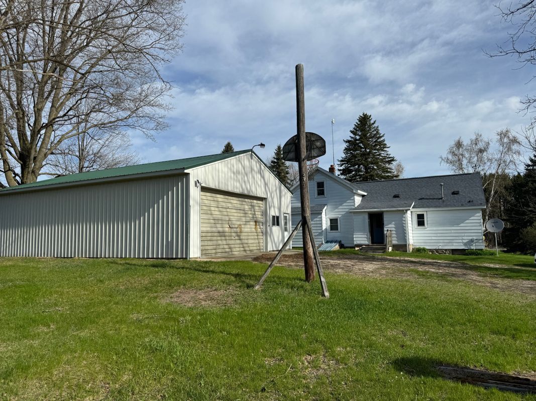 Foto del edificio - 4251 3 Mile Rd