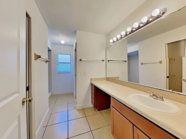 Building Photo - 854 River Cove Ave