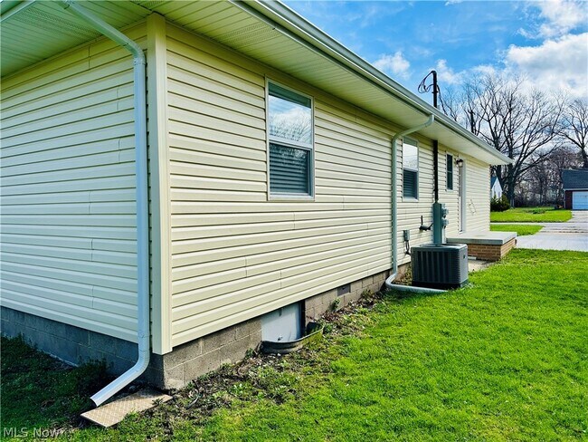 Foto del edificio - 4913 Dunsmore Ave