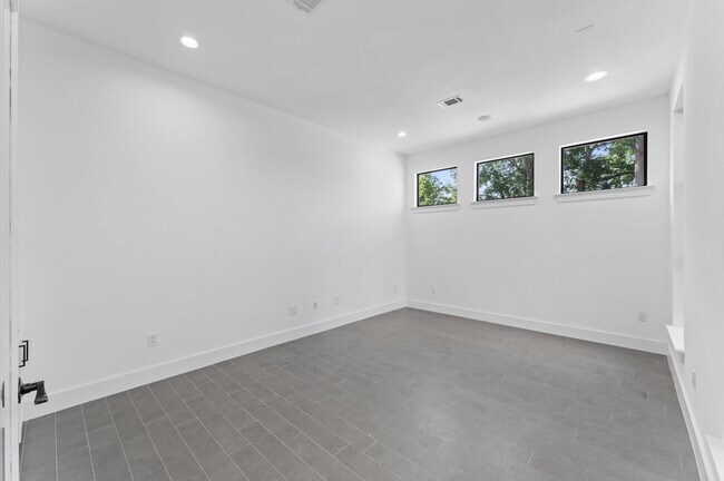 Foto del edificio - 10070 Cedardale Dr