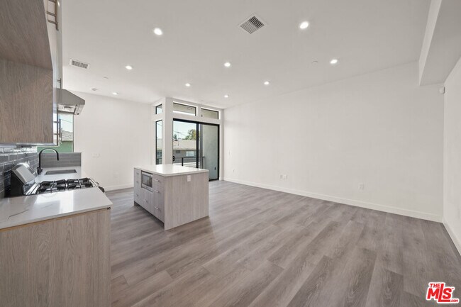 Building Photo - 1204 N Orange Grove Ave