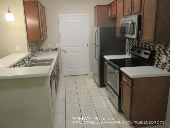 Building Photo - 2525 E Siesta Ln