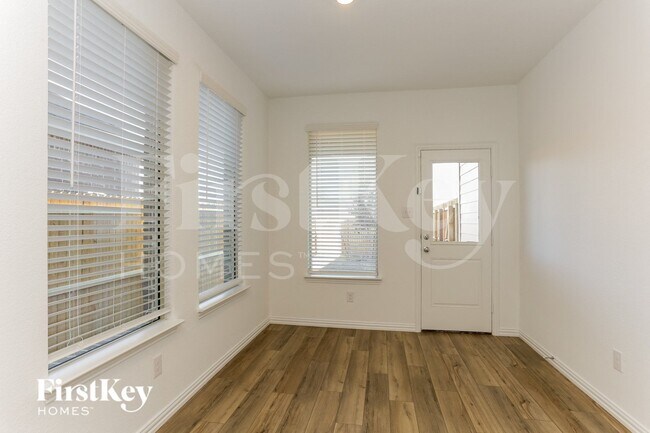 Foto del edificio - 10045 Elkhorn Dr