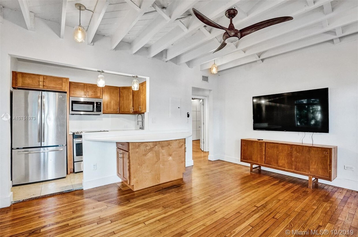 Foto principal - 8142 Byron Ave