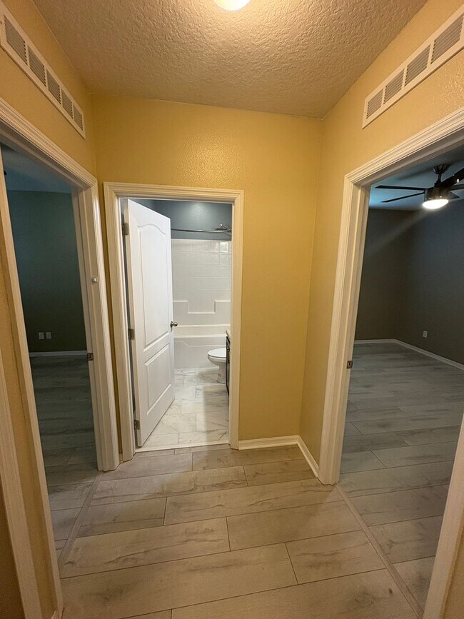 Foto del edificio - 3 Bed / 2 Bath Home w/ Solar Panels!