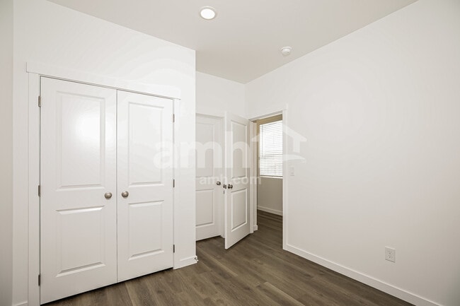 Building Photo - 2947 N Picton Ave