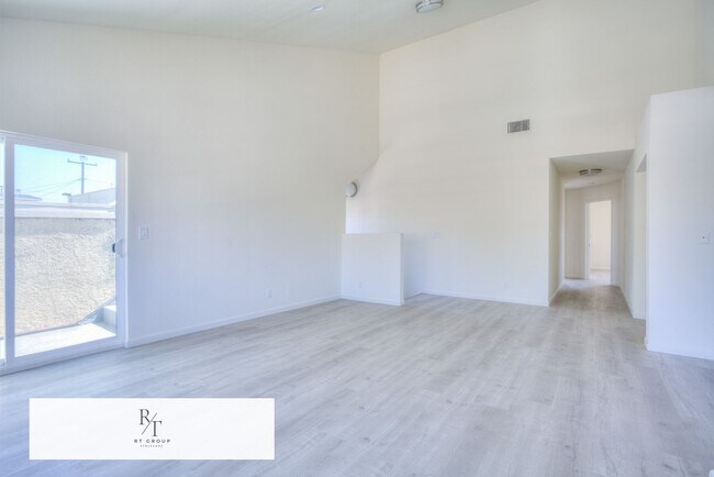 Foto del edificio - Welcome to this beautifully renovated home...