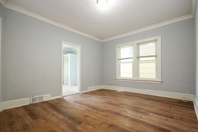 Building Photo - 580 Thomas Ave W