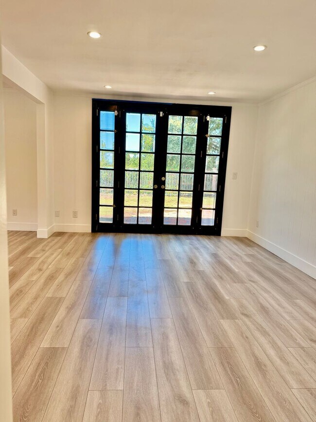 Foto del edificio - Gorgeous Encino Hills Home