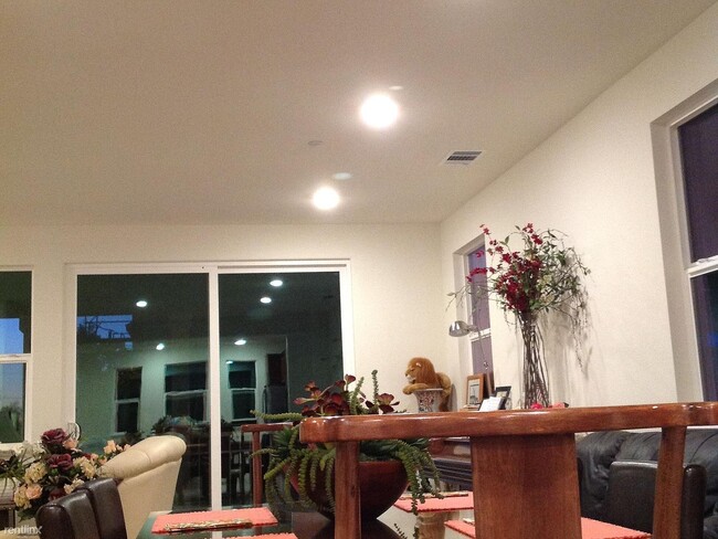 Foto del edificio - 939 Phelan Ave