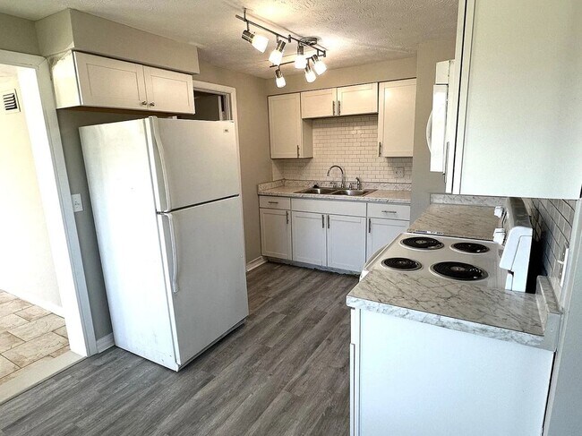 Building Photo - 417 Gano Ave