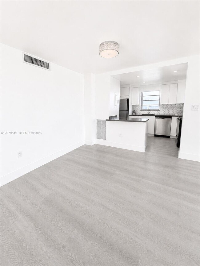 Foto del edificio - 1865 79th Street Causeway