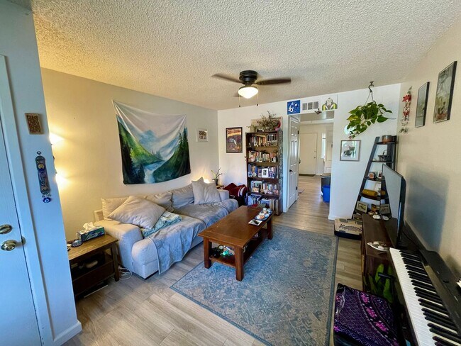 Interior Photo - 833 Elm St