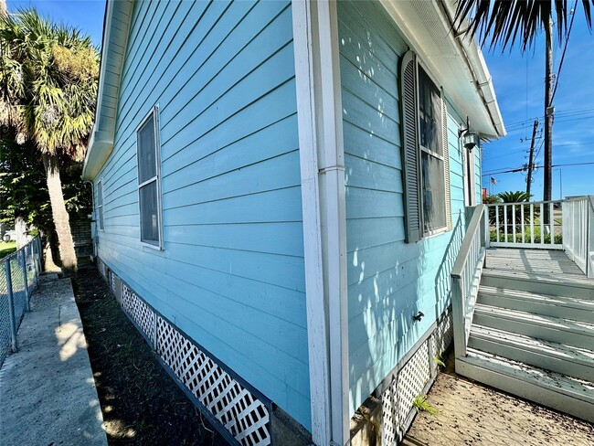 Building Photo - 2414 Grover Ave