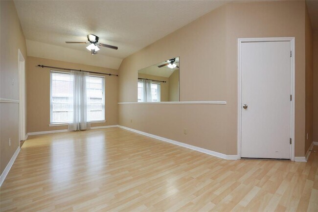 Foto del edificio - 22815 Red River Dr
